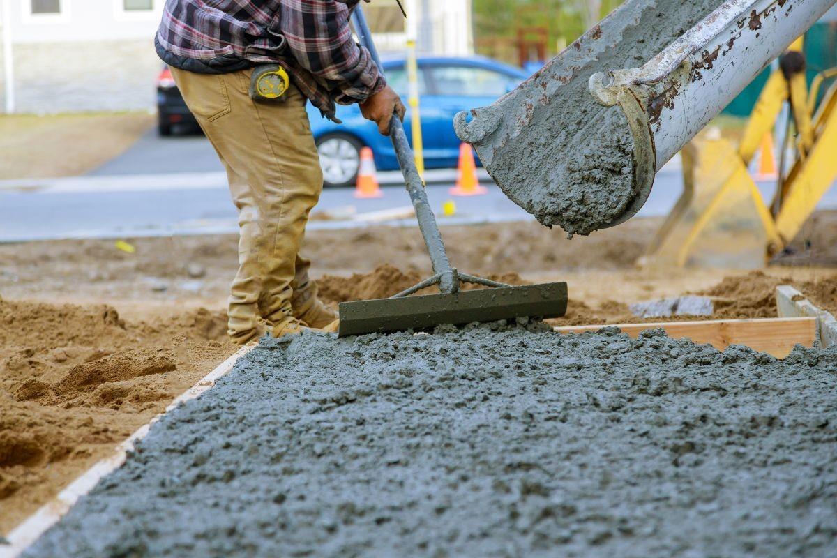 Trabajador con mezcla de cemento. Foto: Canva