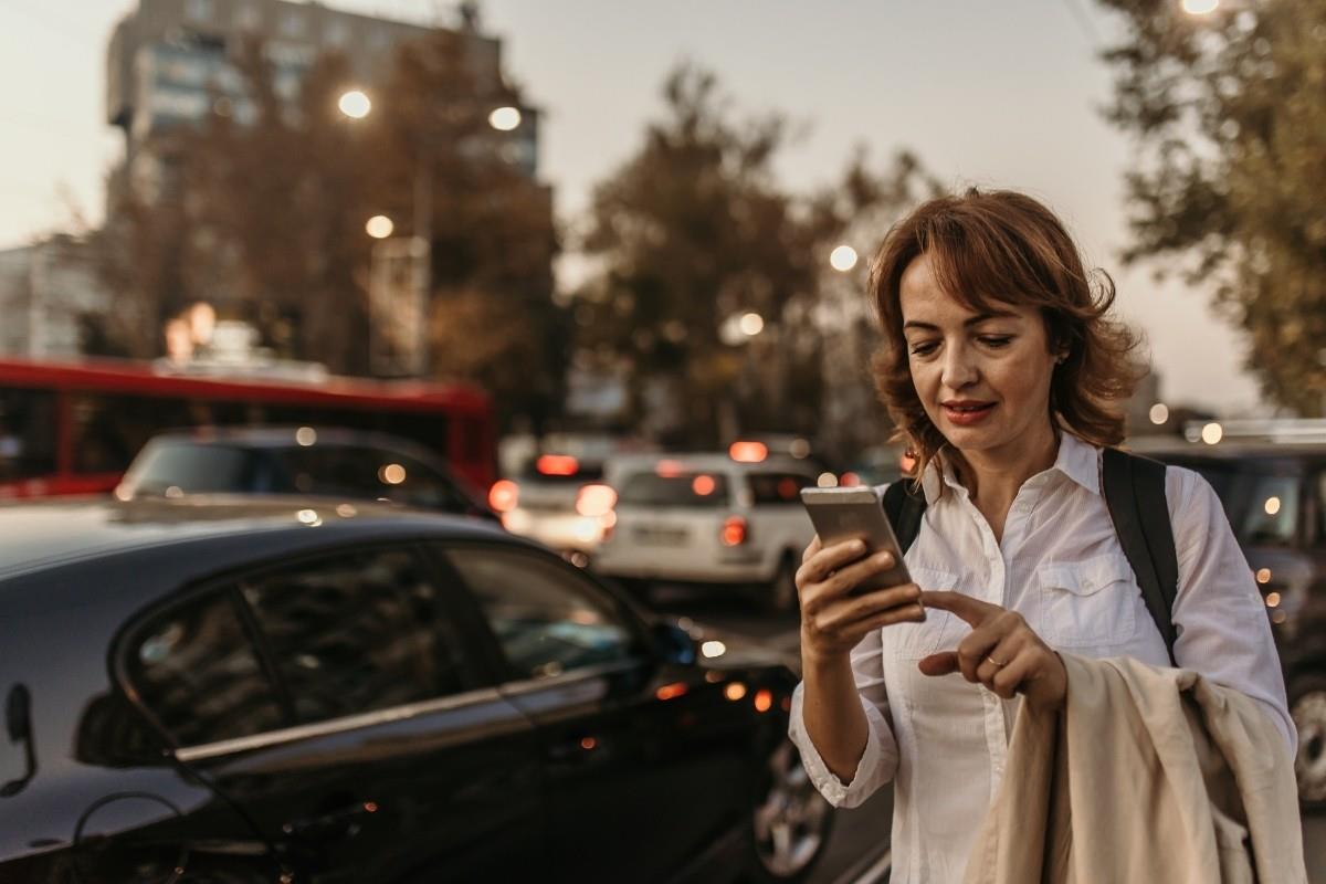 Mujer con celular. Foto: Canva