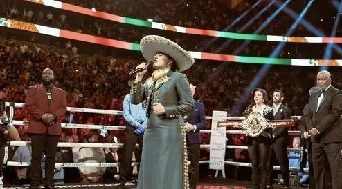 Reaparece Camila Fernández tras su equivocación en el Himno Nacional Mexicano