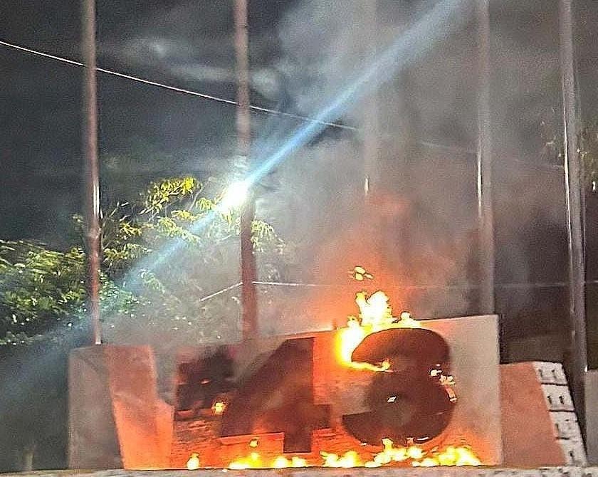 Incendian antimonumento a los 43 normalistas de Ayotzinapa en Guerrero