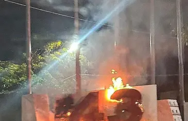 Incendian antimonumento a los 43 normalistas de Ayotzinapa en Guerrero