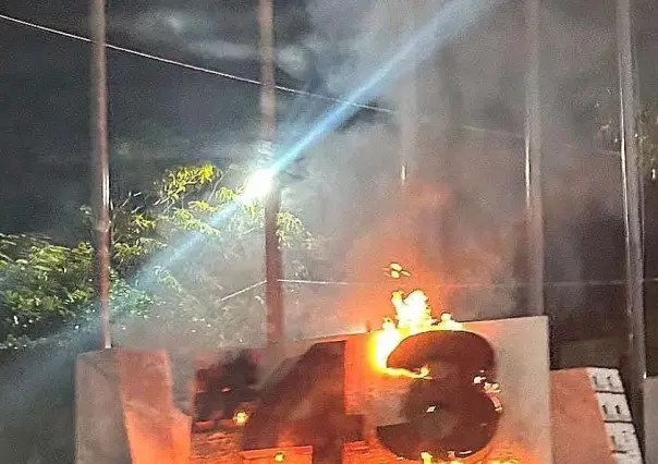 Incendian antimonumento a los 43 normalistas de Ayotzinapa en Guerrero