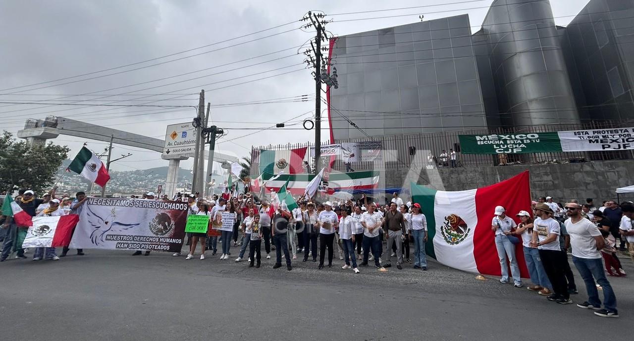 Empleados del poder judicial protestando afuera del auditorio donde se lleva la Cumbre de la Paz. Foto: Rosy Sandoval.