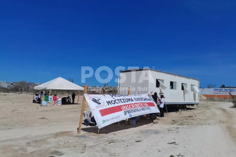 Debajo de árboles y una carpa, así es como toman clases 120 alumnos