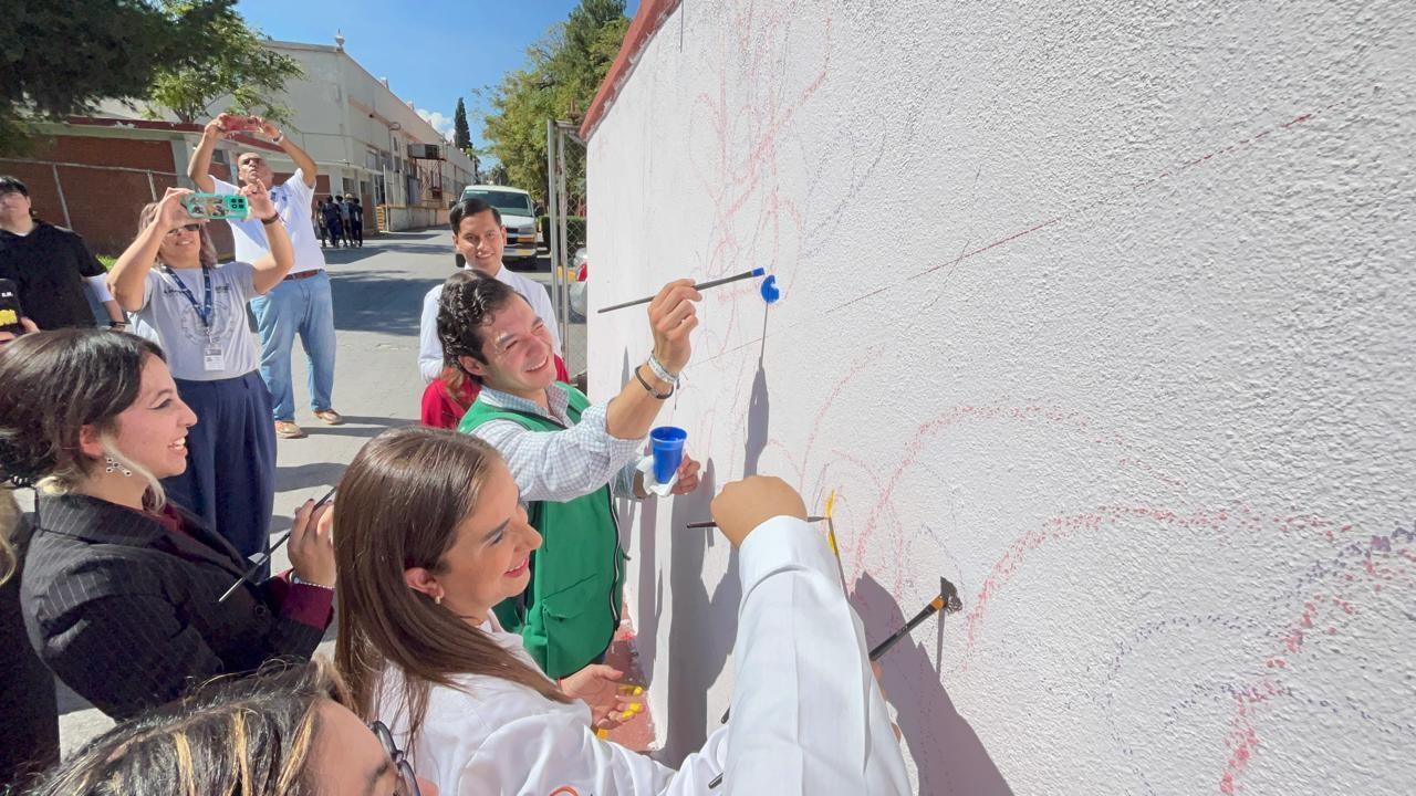 Estudiantes del TEC boceateando el mural. Foto de Marco Juárez.