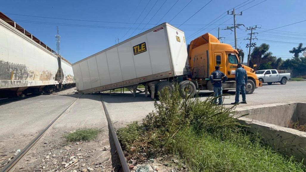 Camión de carga es impactado por tren en Ramos Arizpe