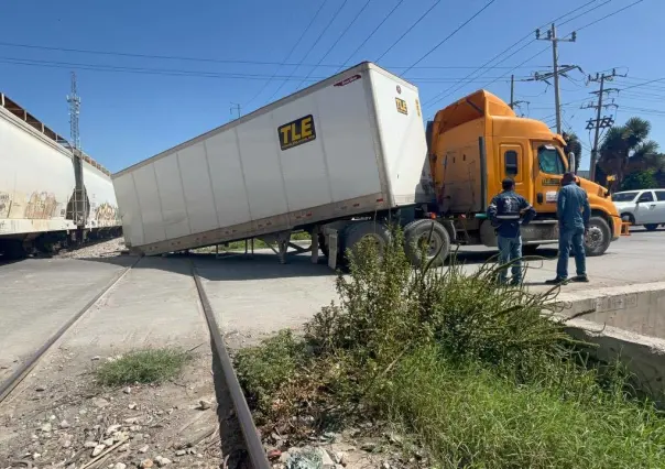 Camión de carga es impactado por tren en Ramos Arizpe