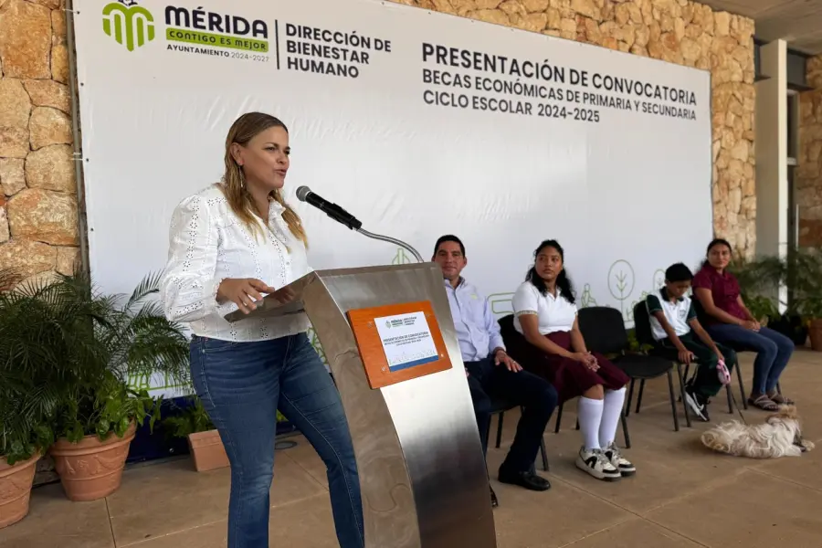 Presenta Cecilia Patrón programa de becas para estudiantes de educación básica