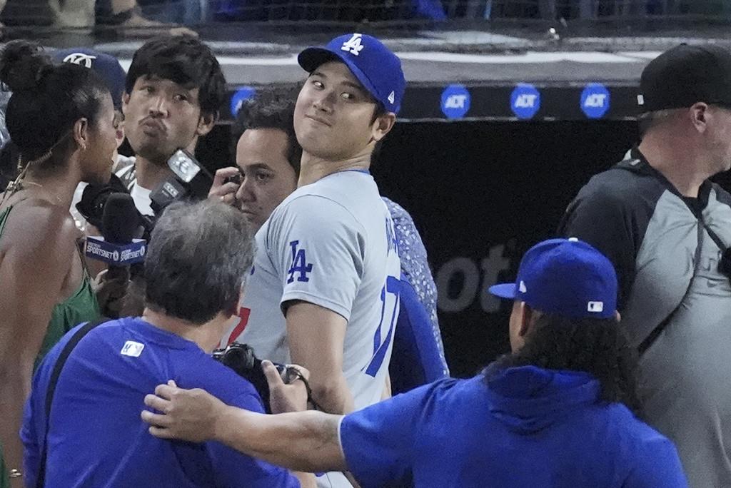 Shohei Ohtani de los Dodgers de Los Ángeles sonríe frente a sus compañeros durante una entrevista tras el juego ante los Marlins de Miami el jueves 19 de septiembre del 2024. (AP Foto/Wilfredo Lee)