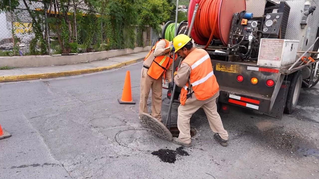 Trabajadores de Agua y Drenaje reparando la red de mantenimiento. Foto: Azael Valdés.