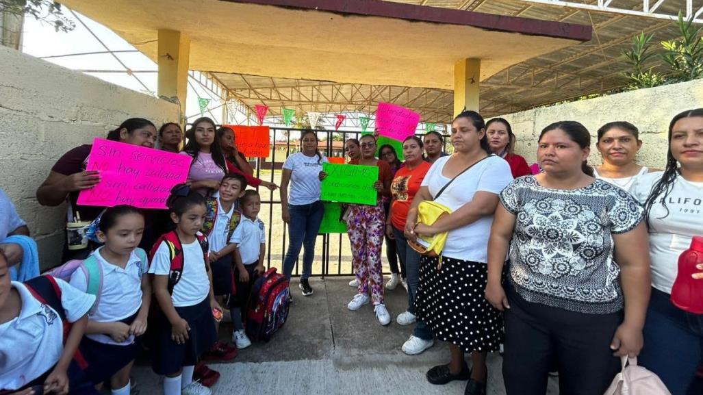 Ante falta de energía eléctrica en escuela, madres cortan la luz en el CREDE