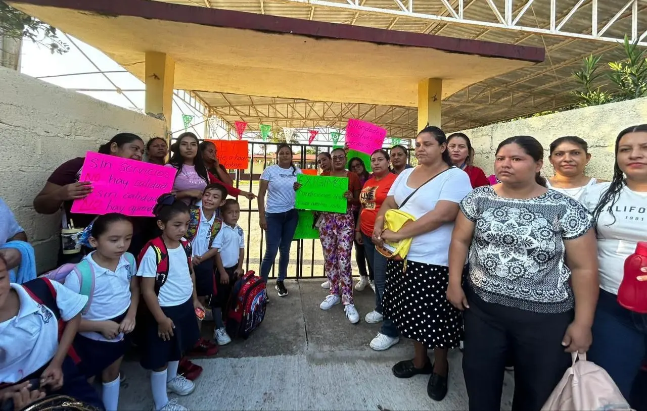 Las madres de familia decidieron manifestarse en las oficinas del CREDE.