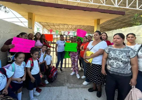 Ante falta de energía eléctrica en escuela, madres cortan la luz en el CREDE