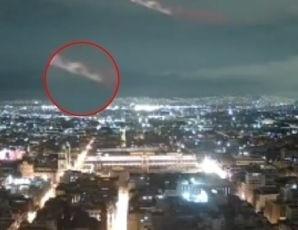 Momento en que se capta el objeto volador misterioso. Foto: X @webcamsdemexico