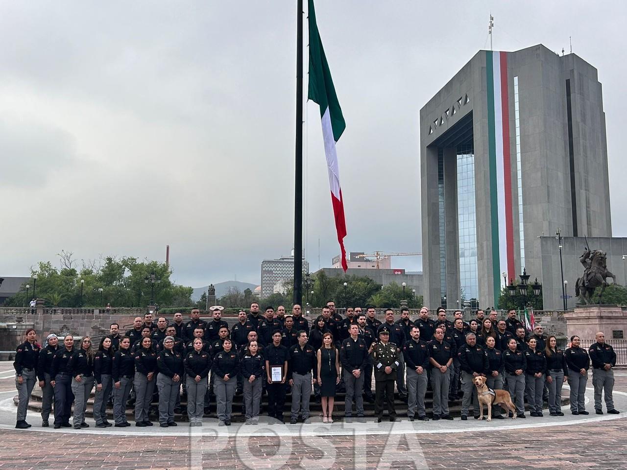 Los rescatistas de Protección Civil en la Explanada de los Héroes. Foto: Rosy Sandoval.