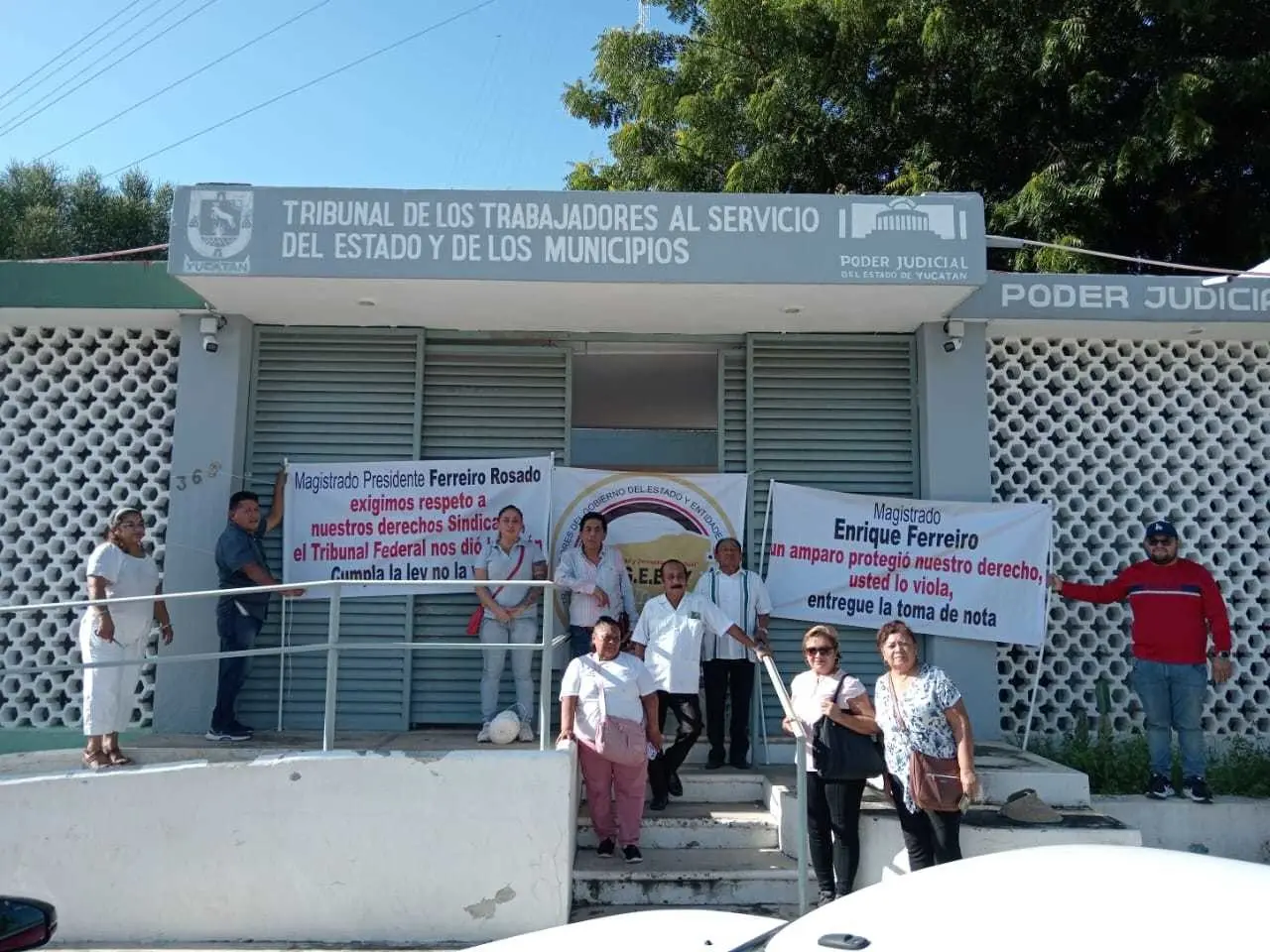 Una protesta se registro frente a las puertas del Tribunal de los Trabajadores al Servicio del Estado y de los Municipios debido al reclamo de un grupo de trabajadores por documento que no les ha sido entregado para hacer oficial su sindicato.- Foto Yucatá