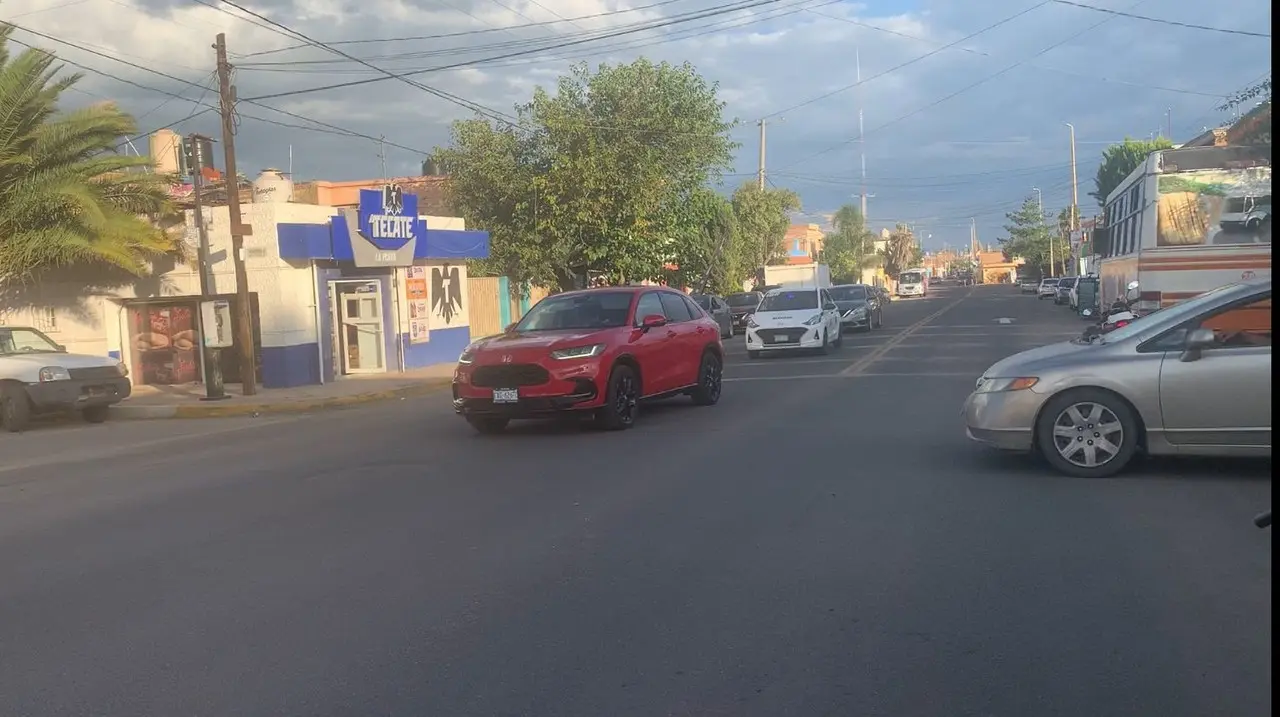 Una de las multas de tránsito más costosas es la de placas sobrepuestas. Foto: Brenda García.