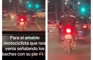 Motociclista advierte sobre baches a automovilistas (VIDEO)