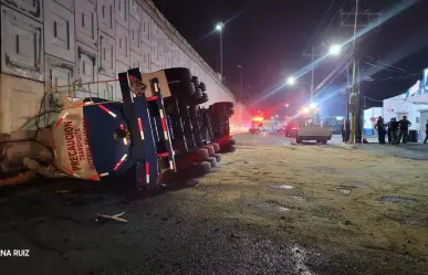 Volcadura de pipa con ácido muriático deja 4 lesionados en carretera a Pesquería