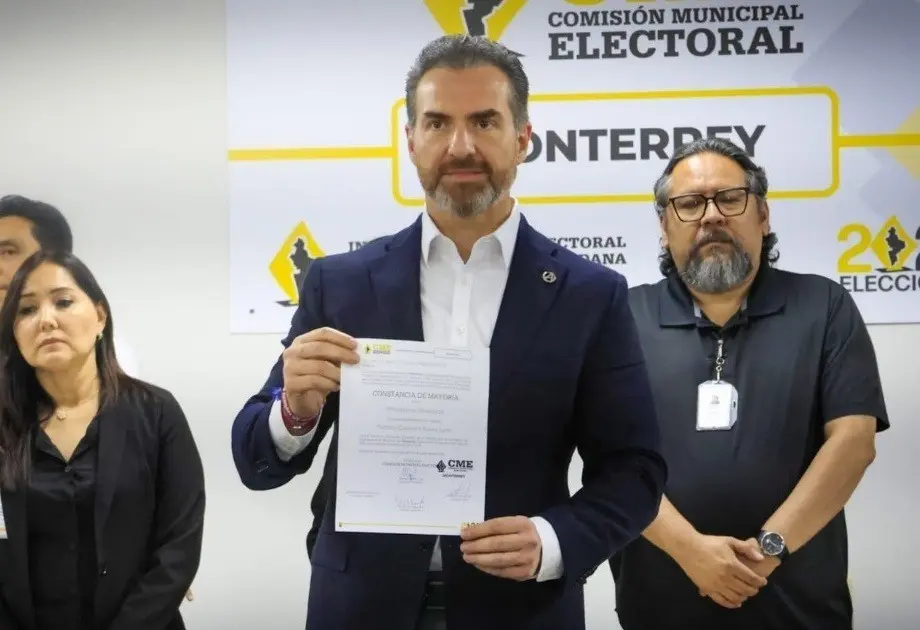 Adrián de la Garza, recibiendo una constancia. Foto: El Economista.