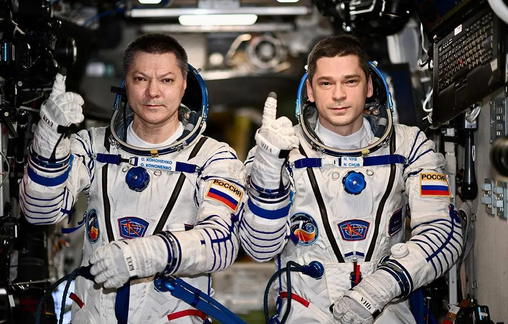 En esta foto sin fecha publicada por la corporación espacial Roscosmos, los rusos Oleg Kononenko y Nikolai Chub aparecen a bordo de la Estación Espacial Internacional, el viernes 20 de septiembre de 2024. (Corporación espacial Roscosmos vía AP)