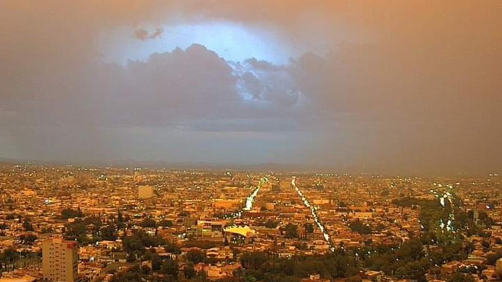 Vuelve a caer un chubasco en Durango y deja colores inusuales en su cielo