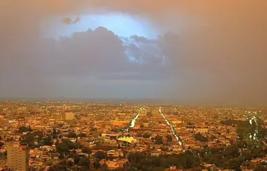 Vuelve a caer un chubasco en Durango y deja colores inusuales en su cielo