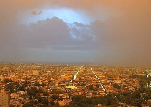 Vuelve a caer un chubasco en Durango y deja colores inusuales en su cielo