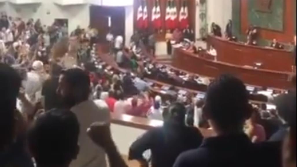 Estudiantes exigen la renuncia de Rubén Rocha en el Congreso de Sinaloa