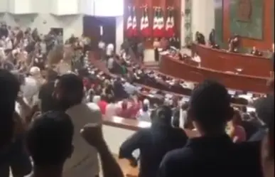 Estudiantes exigen la renuncia de Rubén Rocha en el Congreso de Sinaloa