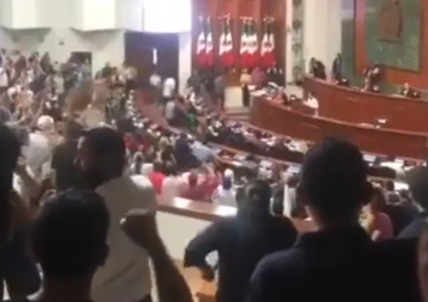 Estudiantes exigen la renuncia de Rubén Rocha en el Congreso de Sinaloa