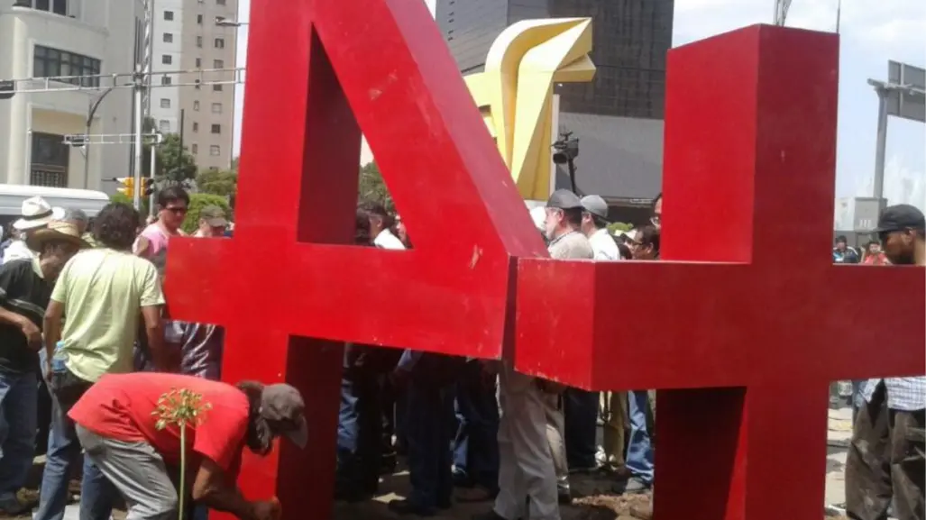 Normalistas de Ayotzinapa protestan en zona militar de Iguala VIDEO