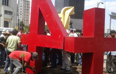 Normalistas de Ayotzinapa protestan en zona militar de Iguala VIDEO