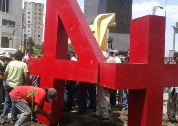 Normalistas de Ayotzinapa protestan en zona militar de Iguala VIDEO