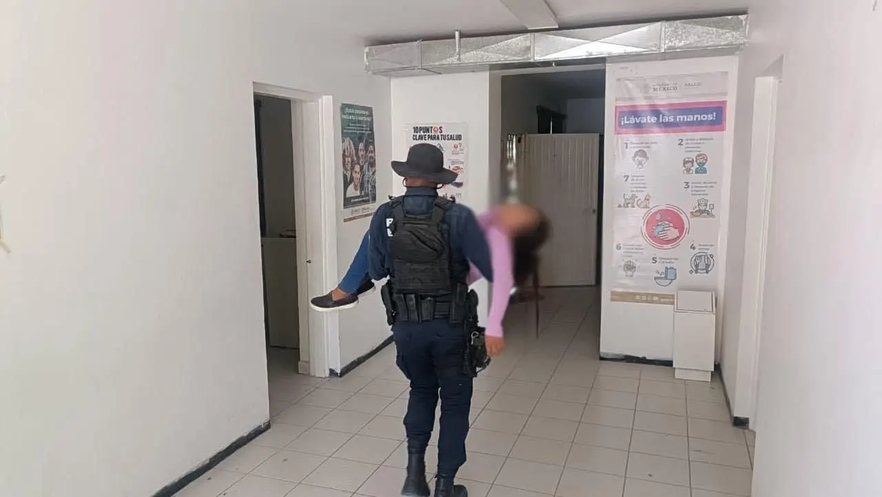 Policía Estatal auxiliando a mujer para que sea atendida. Foto: Secretaría de Seguridad Pública.