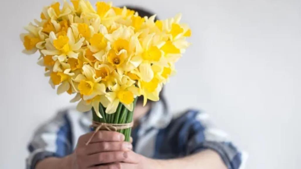 ¿Cómo surge la tradición de entregar flores amarillas?