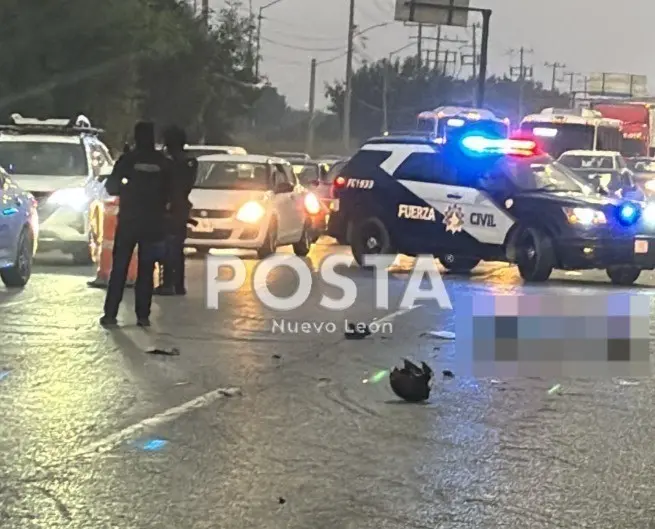 Autoridades de Fuerza Civil resguardando la zona donde ocurrió el accidente vial. Foto: Raymundo Elizalde.