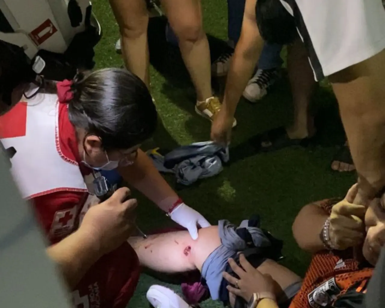 La noche del jueves se vivió un lamentable incidente en la cancha de fútbol del fraccionamiento Praderas, donde la final del Torneo Nocturno terminó con heridos a causa de la detonación de cohetones y artificios pirotécnicos por parte de algunos aficionado