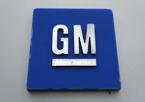 Llama GM a casi medio millón de camionetas por problemas en frenos