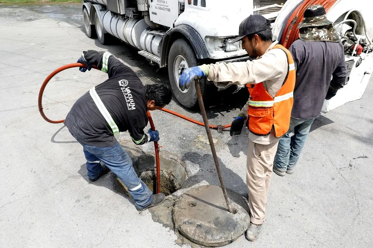 Escobedo y Agua y Drenaje de Monterrey reparan fugas de drenaje sanitario