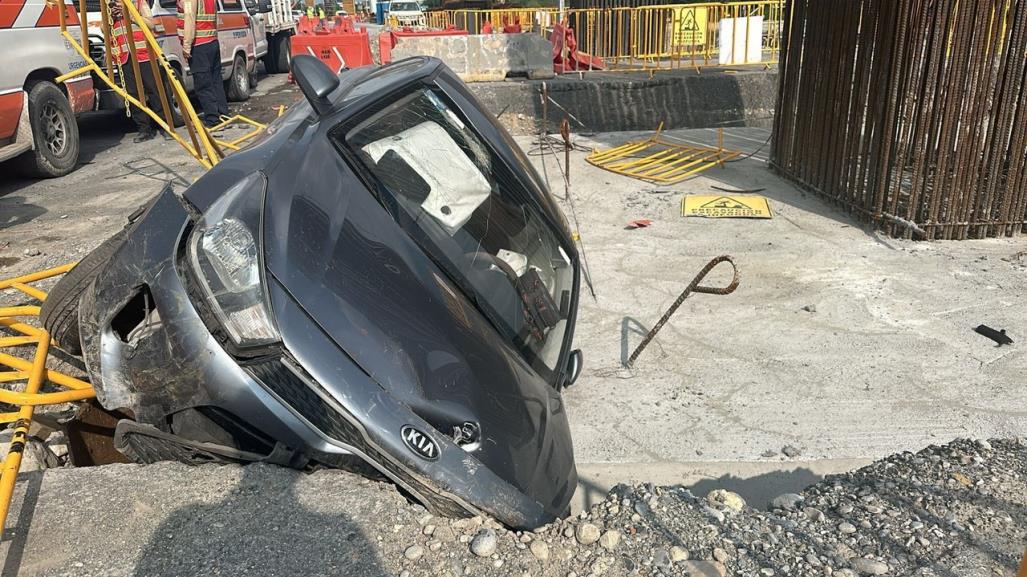 Pierde el control y termina en zanja de construcción del Metro