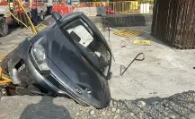 Pierde el control y termina en zanja de construcción del Metro