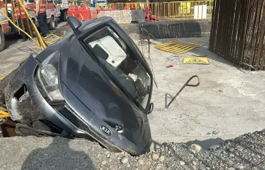 Pierde el control y termina en zanja de construcción del Metro