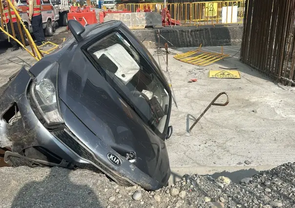 Pierde el control y termina en zanja de construcción del Metro