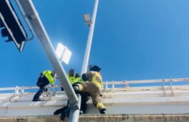 VIDEO: Policías y bombero evitan que mujer se lance de los Puentes Gemelos