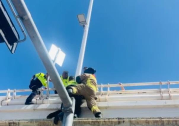 VIDEO: Policías y bombero evitan que mujer se lance de los Puentes Gemelos