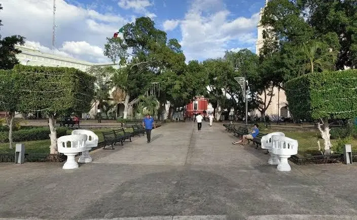 Sillas confidentes en una de las plazas de Mérida. Foto: Vianca Treviño