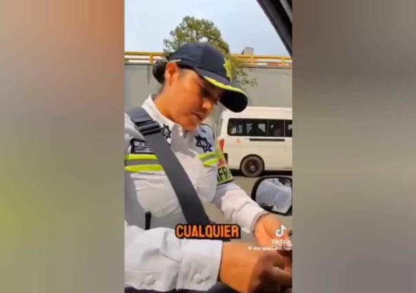 Policía de tránsito recibe mordida en Naucalpan y es grabada (VIDEO)