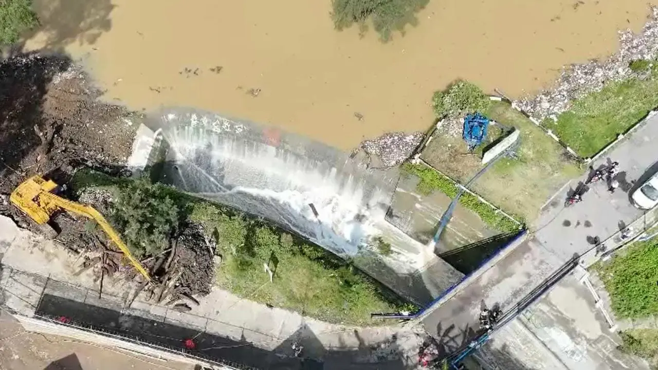 Mientras las labores para desfogar el agua y bajar el nivel de almacenamiento, siguen sin poder sacar la basura que obstruye la compuerta de la presa. Foto: Captura de pantalla @FB Ejecentral