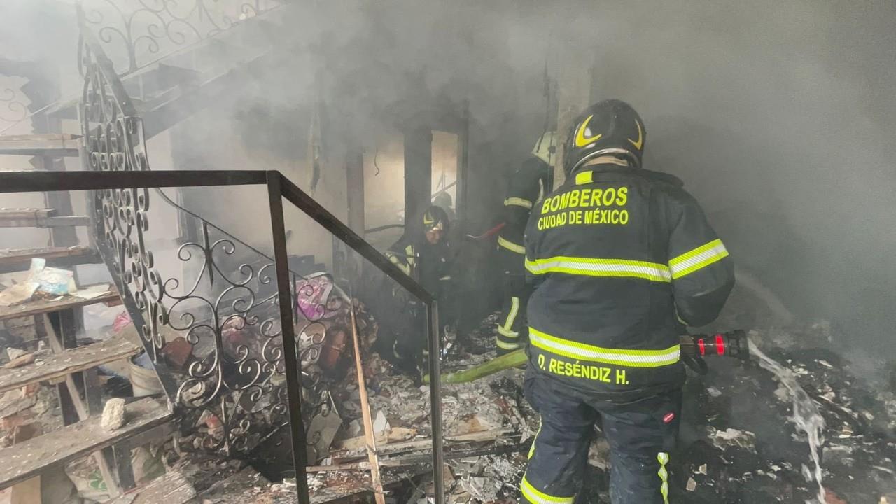 Una casa explotó este sábado debido a una acumulación de gas, dejando al menos 10 personas lesionadas. Foto. Bomberos